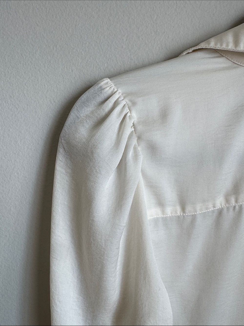 Banana Republic Women’s Ivory Satin Career Blouse Size S Long Sleeve Split Neck - Picture 8 of 8